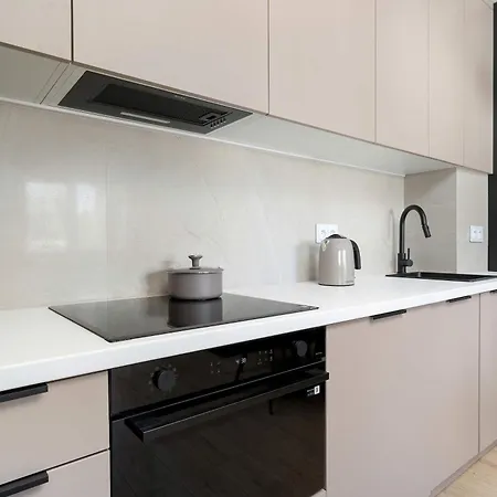 Family With Balcony, Air Conditioning And Parking By Renters Prestige 브로츠와프