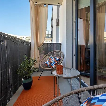 Family With Balcony, Air Conditioning And Parking By Renters Prestige 아파트