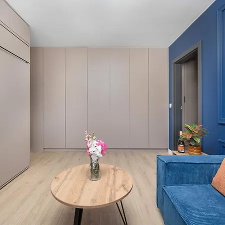 Family With Balcony, Air Conditioning And Parking By Renters Prestige *