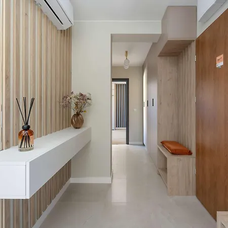 Family With Balcony, Air Conditioning And Parking By Renters Prestige Daire *